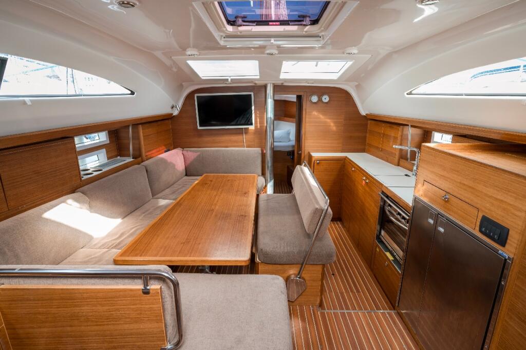 Sailing yacht 