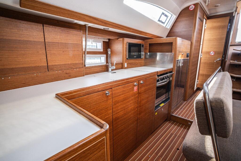 Sailing yacht 