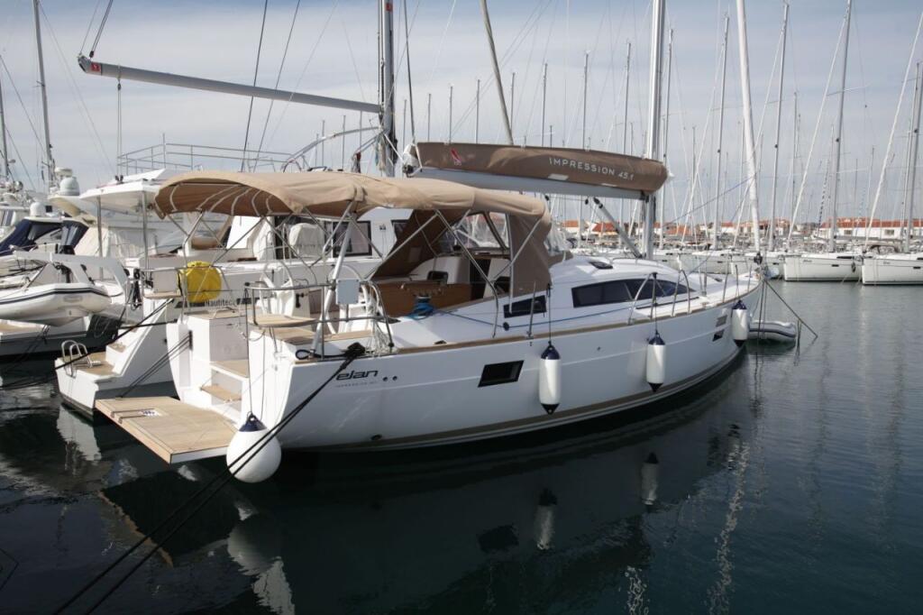 Sailing yacht 