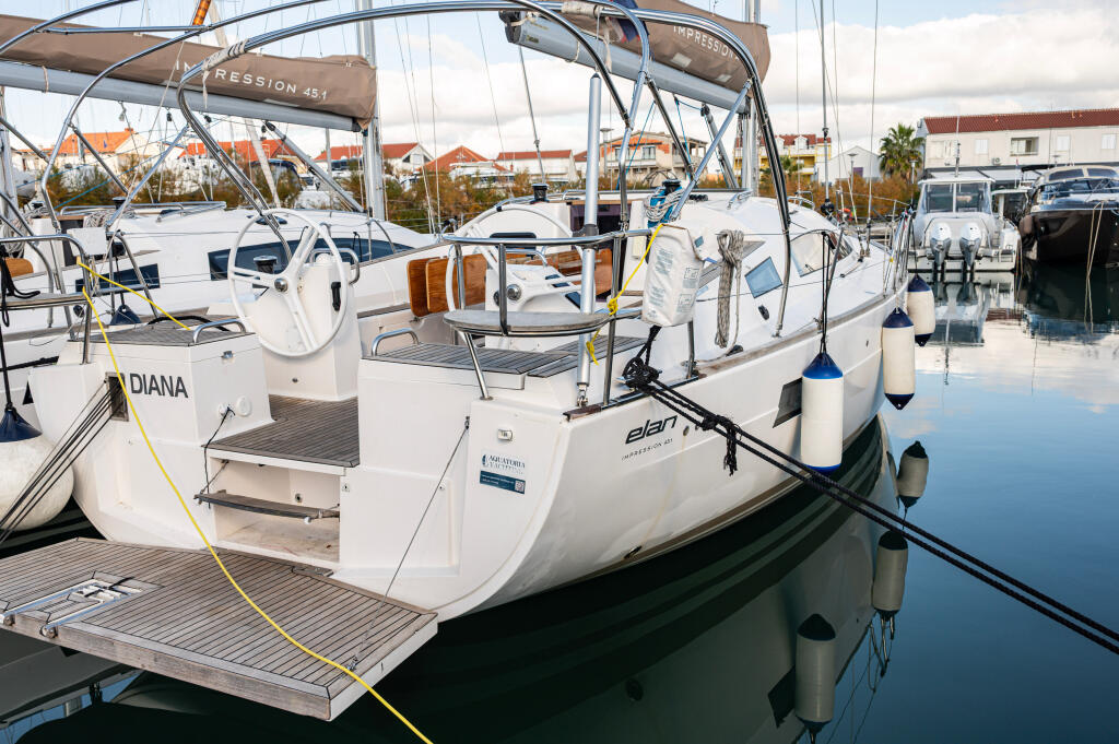 Sailing yacht 