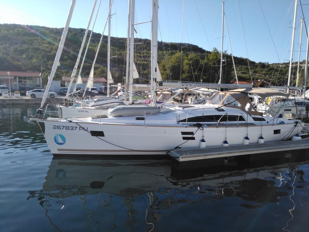 Sailing yacht 