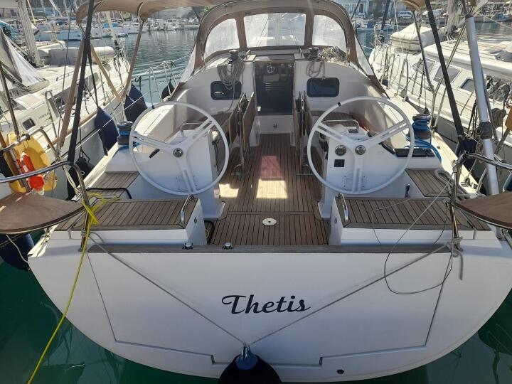 Sailing yacht 