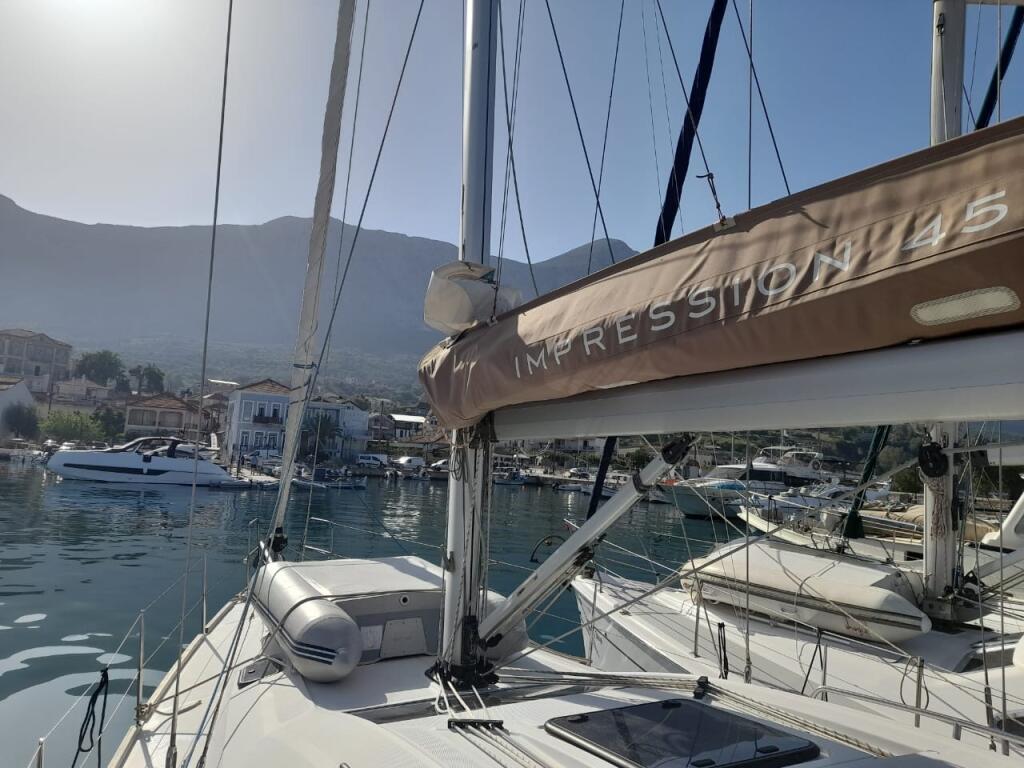 Sailing yacht 