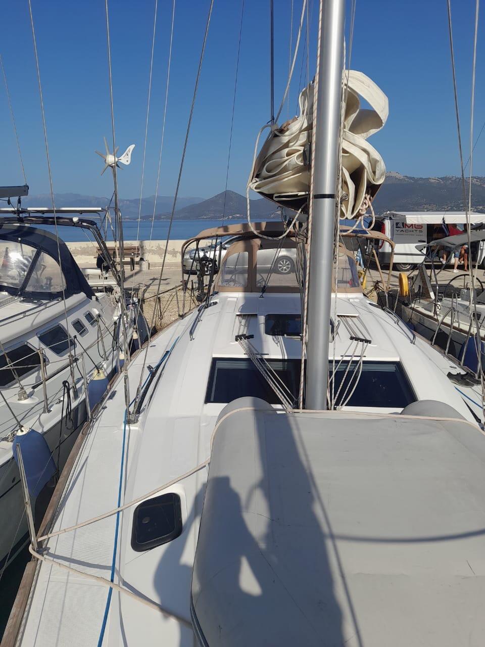 Sailing yacht 