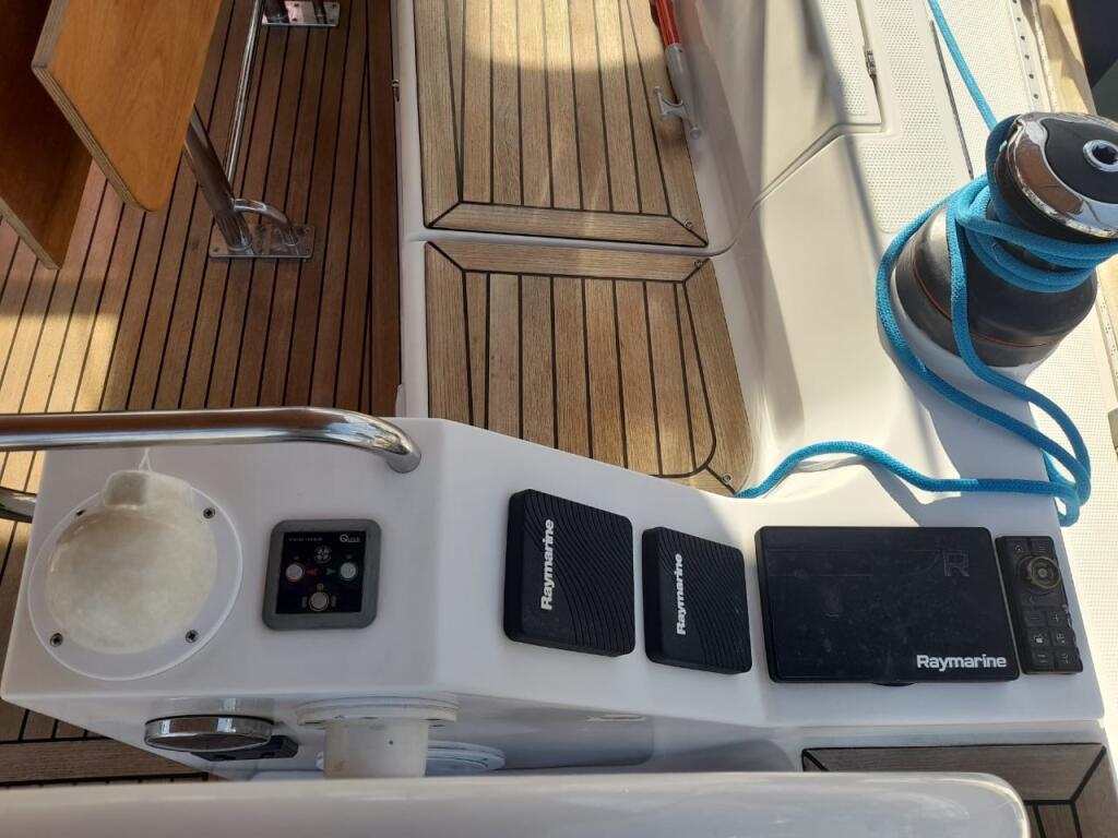 Sailing yacht 