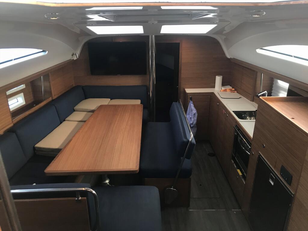 Sailing yacht 