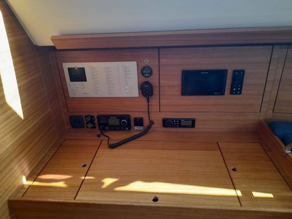 Sailing yacht 