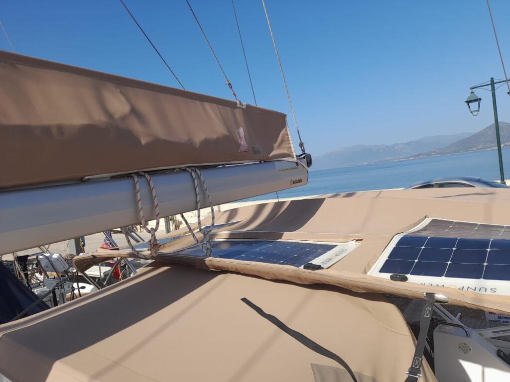 Sailing yacht 