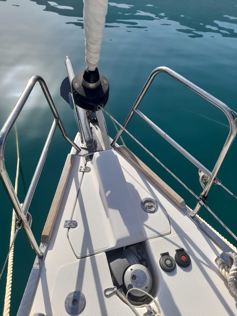 Sailing yacht 