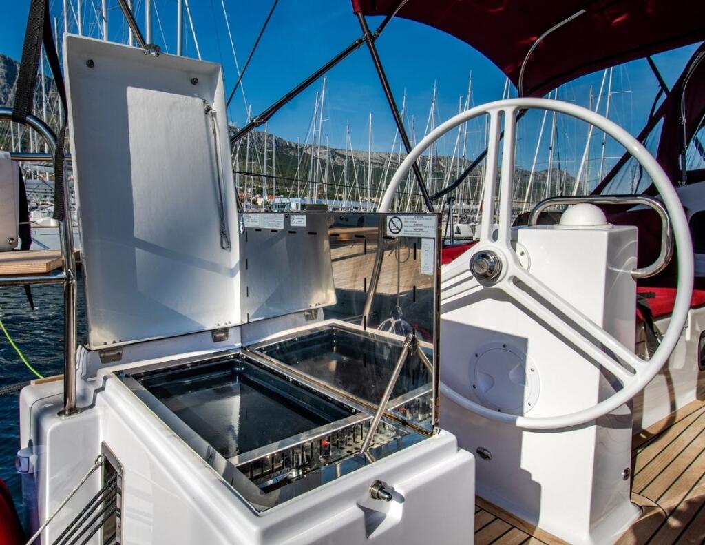 Sailing yacht 