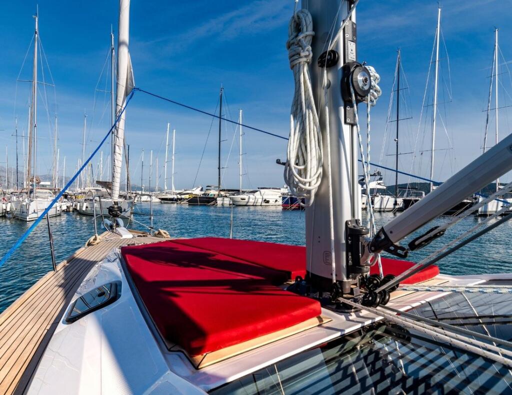 Sailing yacht 
