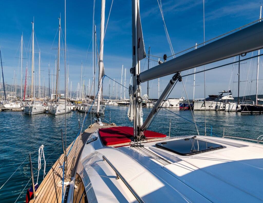 Sailing yacht 