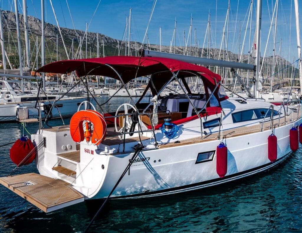 Sailing yacht 
