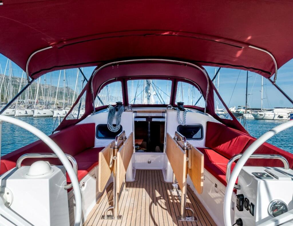 Sailing yacht 