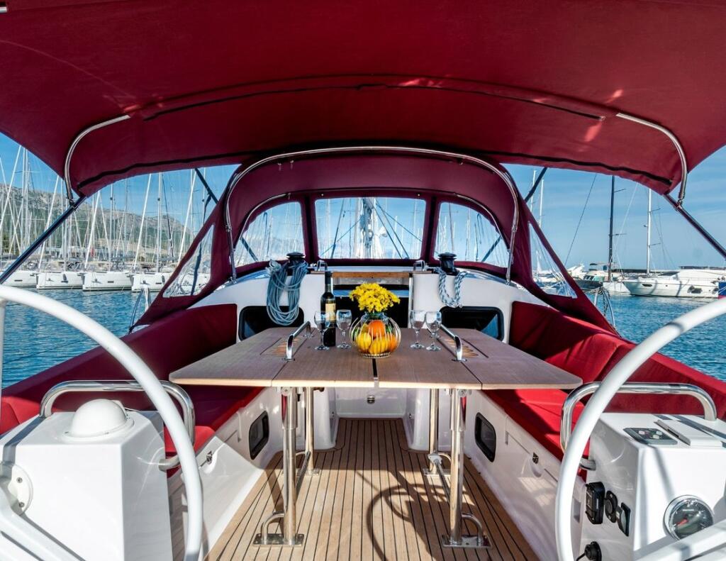 Sailing yacht 