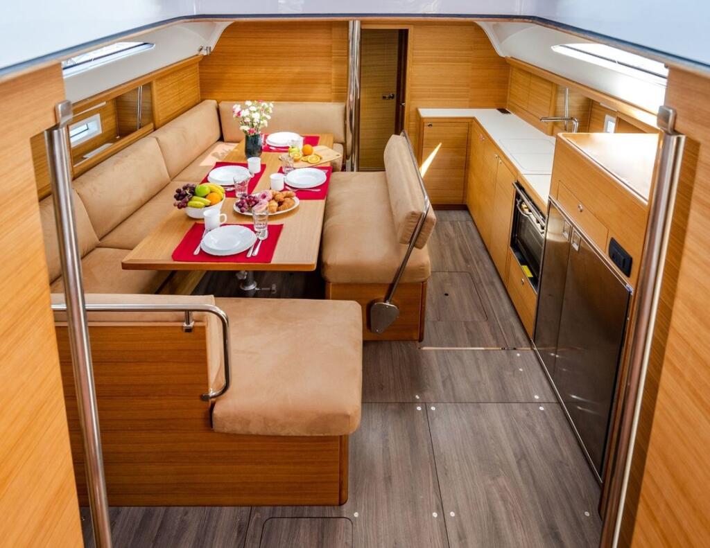Sailing yacht 