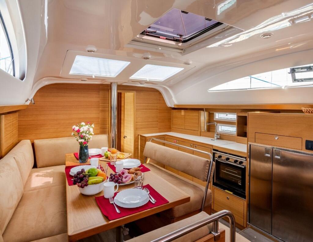 Sailing yacht 
