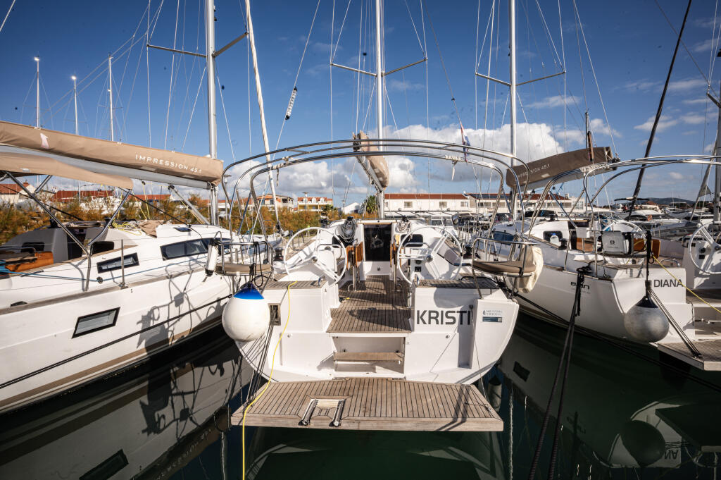 Sailing yacht 
