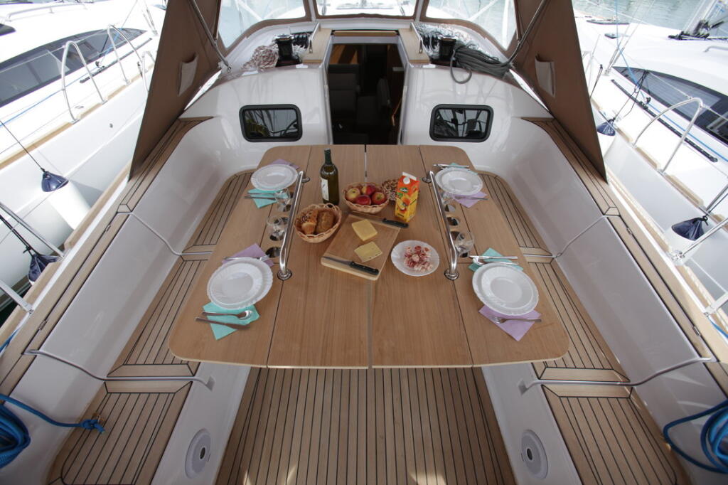 Sailing yacht 