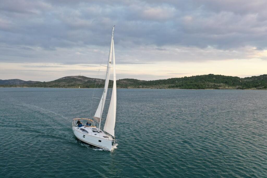 Sailing yacht 