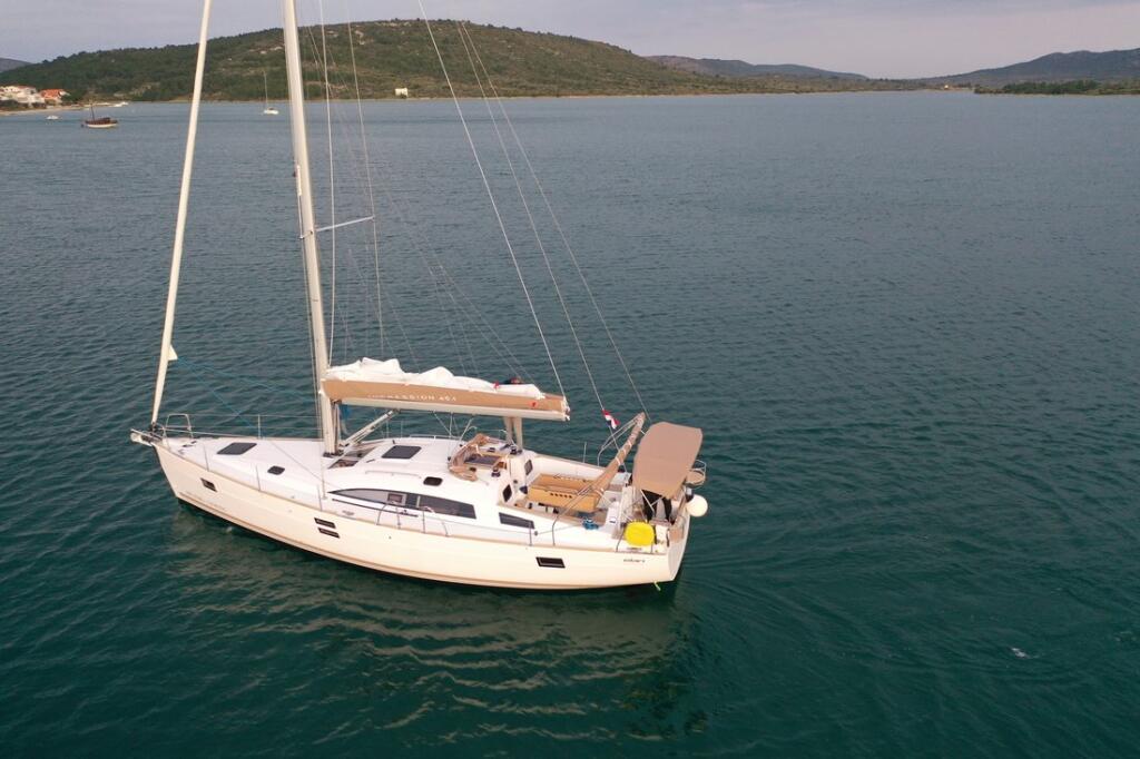 Sailing yacht 