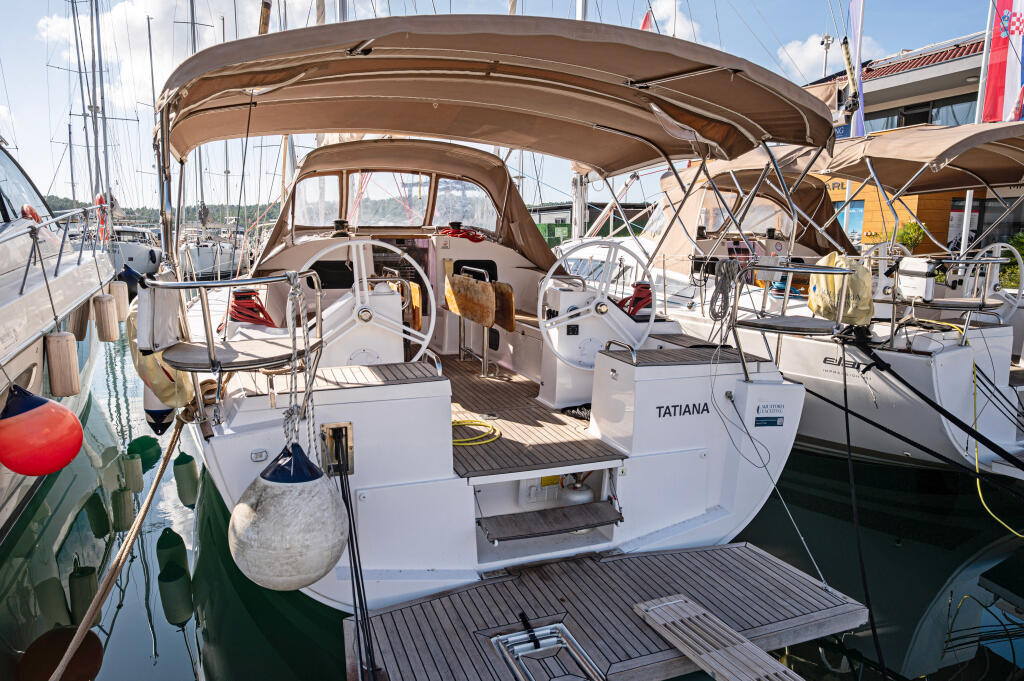 Sailing yacht 