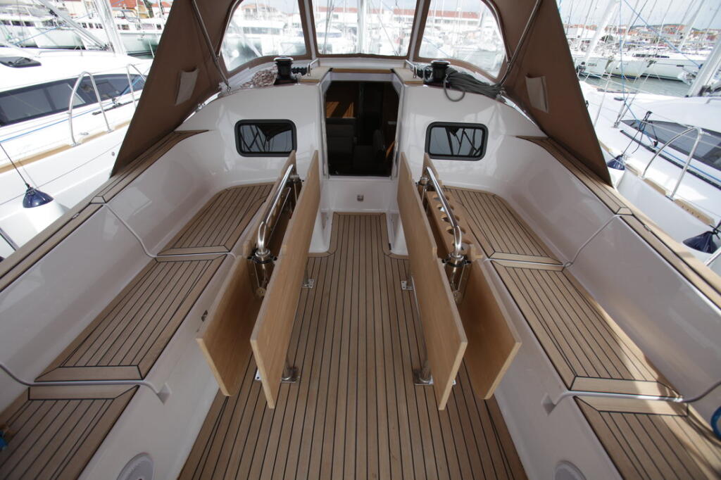 Sailing yacht 