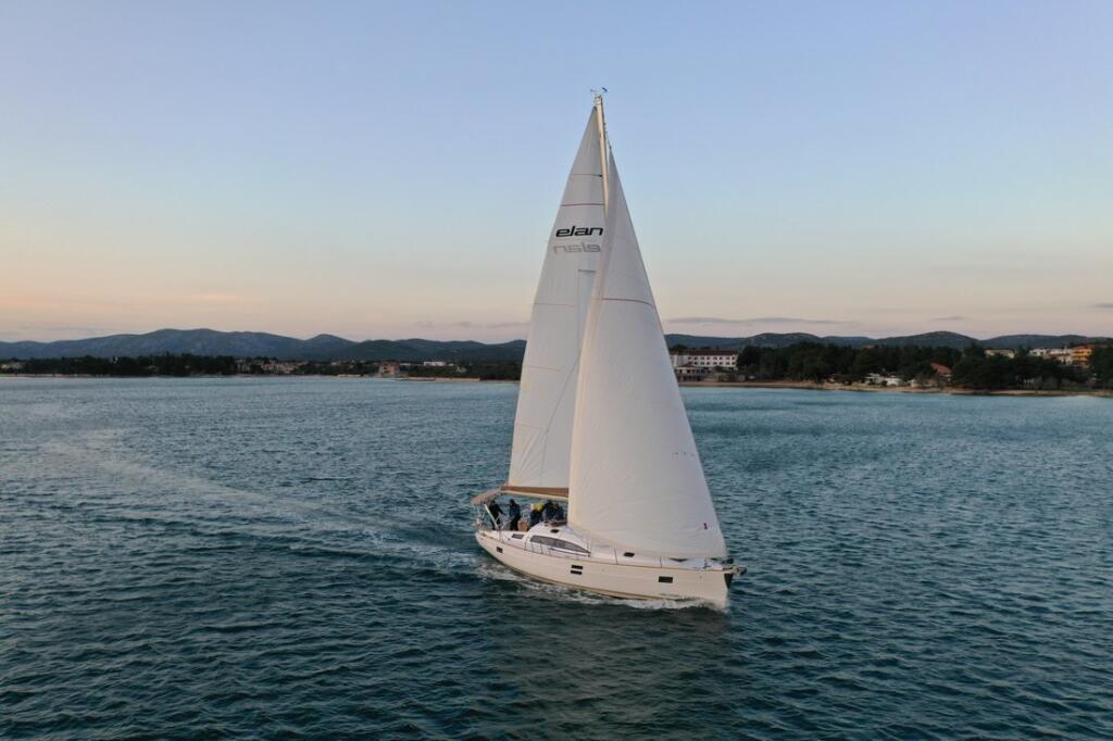 Sailing yacht 