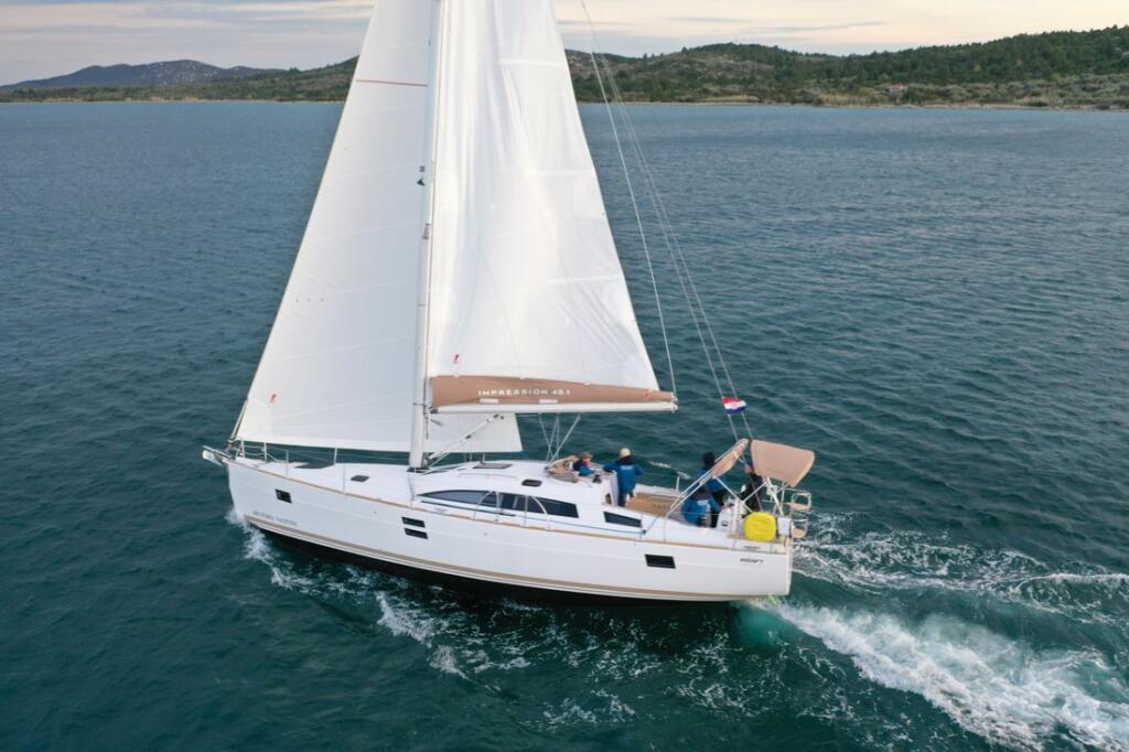 Sailing yacht 