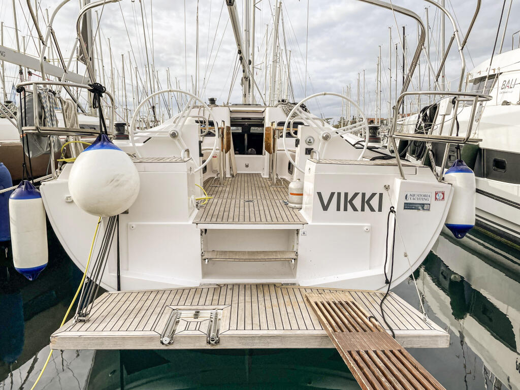 Sailing yacht 