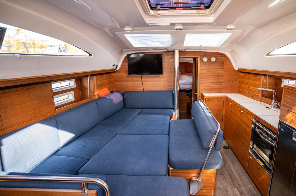 Sailing yacht 