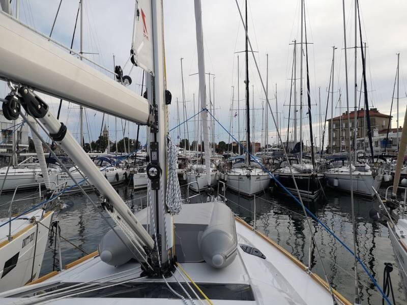 Sailing yacht 
