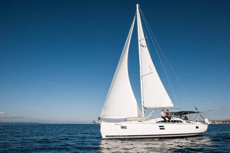 Sailing yacht 