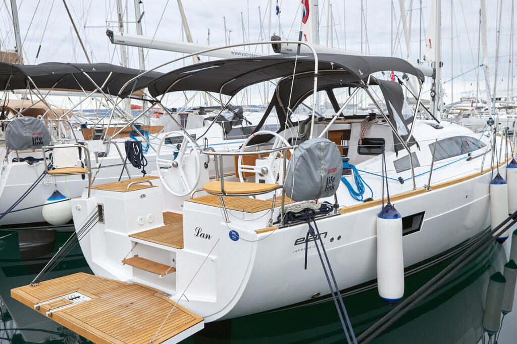 Sailing yacht 