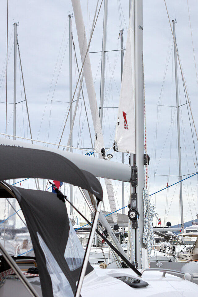 Sailing yacht 