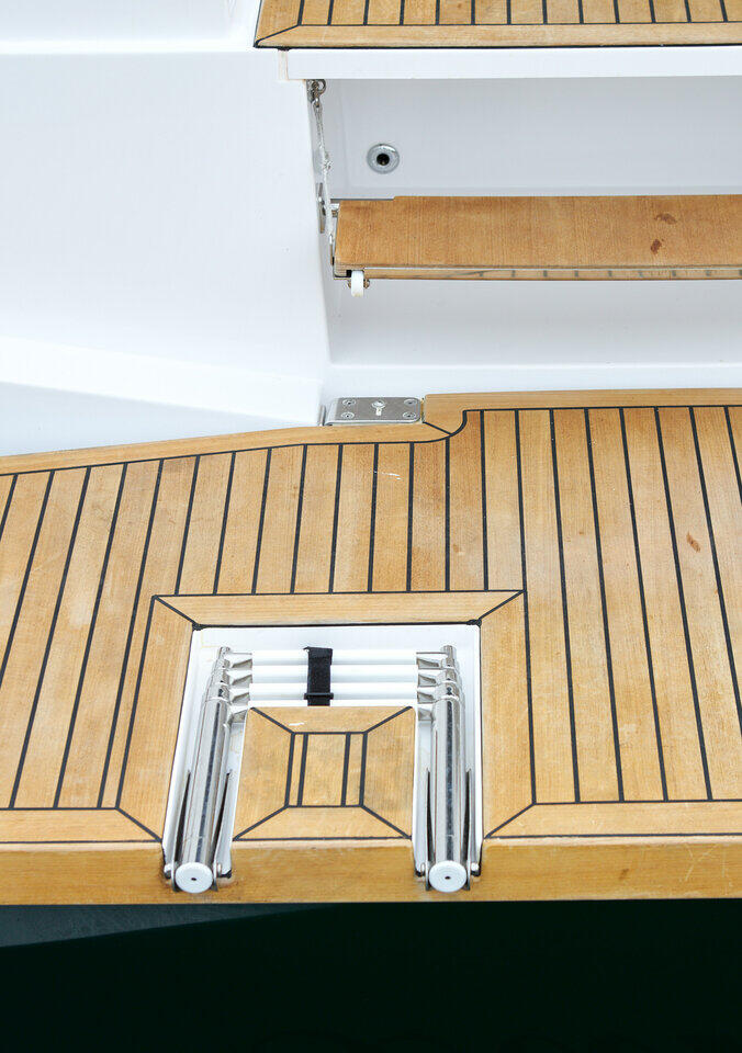 Sailing yacht 