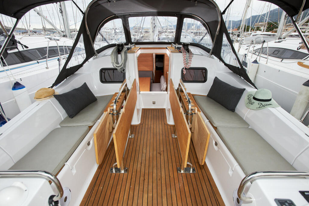 Sailing yacht 