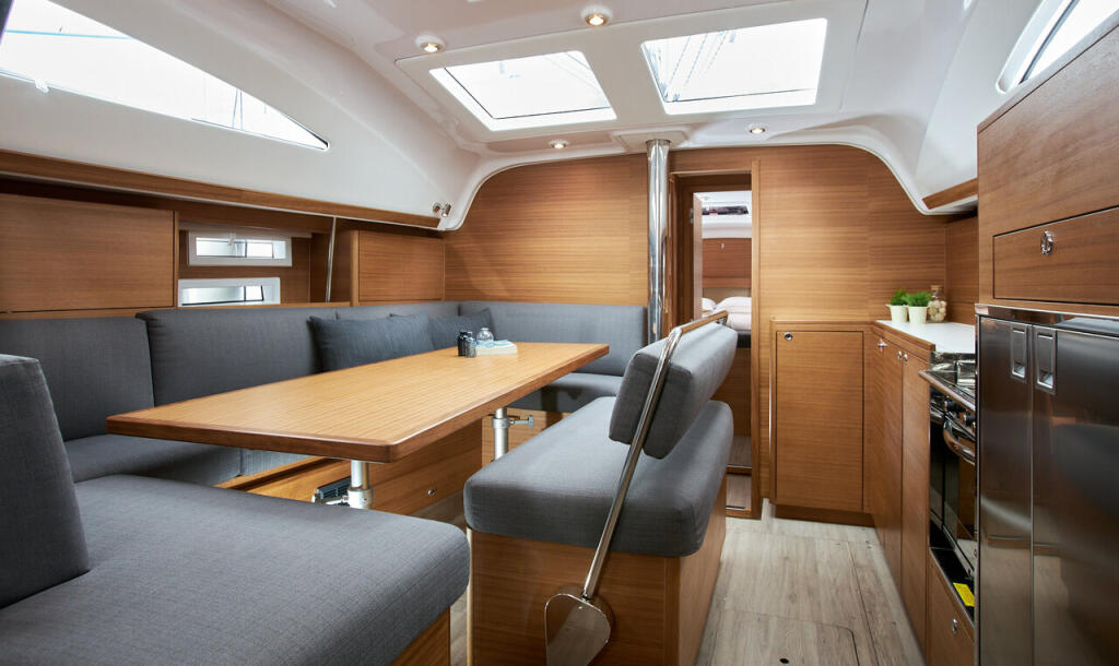 Sailing yacht 
