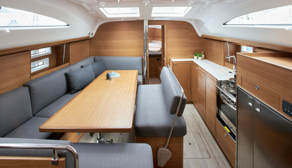 Sailing yacht 