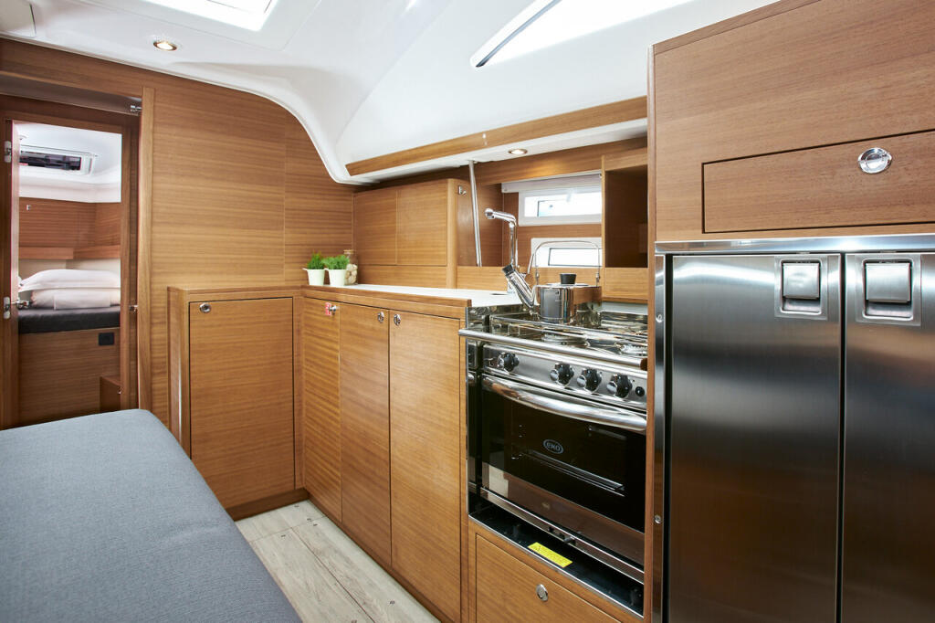 Sailing yacht 