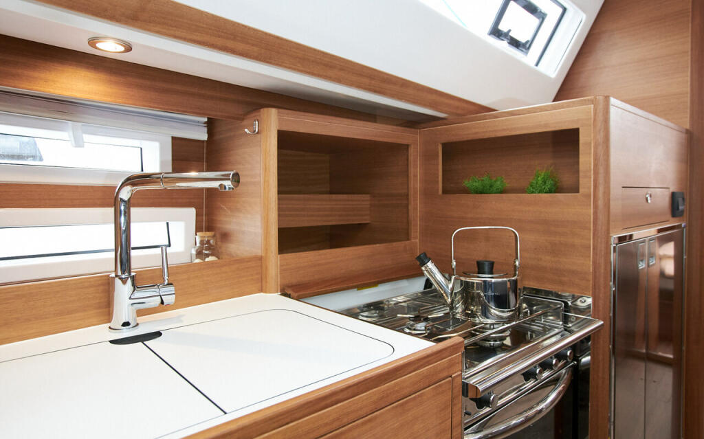 Sailing yacht 