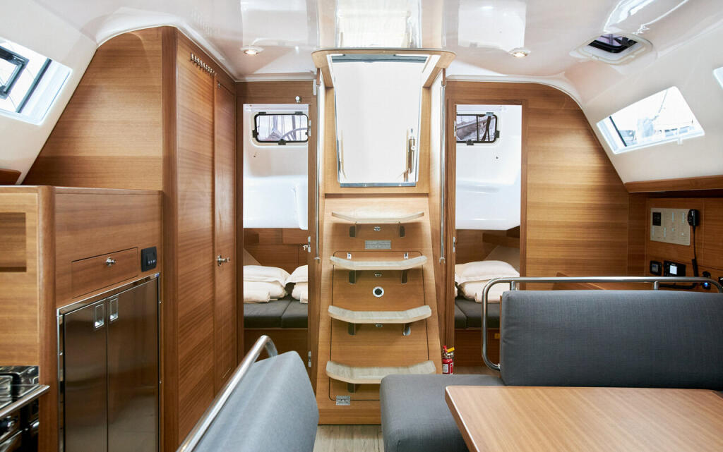 Sailing yacht 