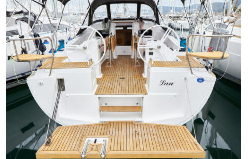 Sailing yacht 