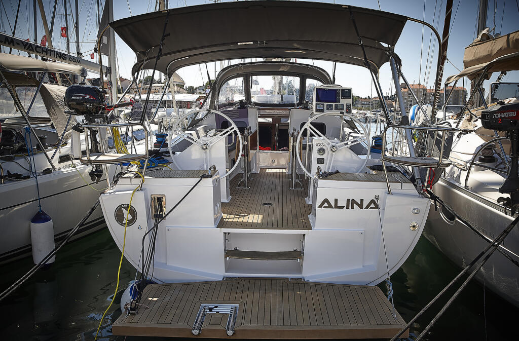 Sailing yacht 