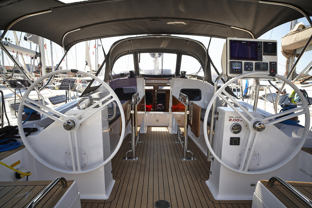 Sailing yacht 