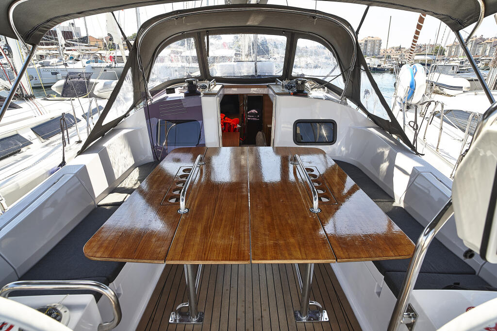 Sailing yacht 