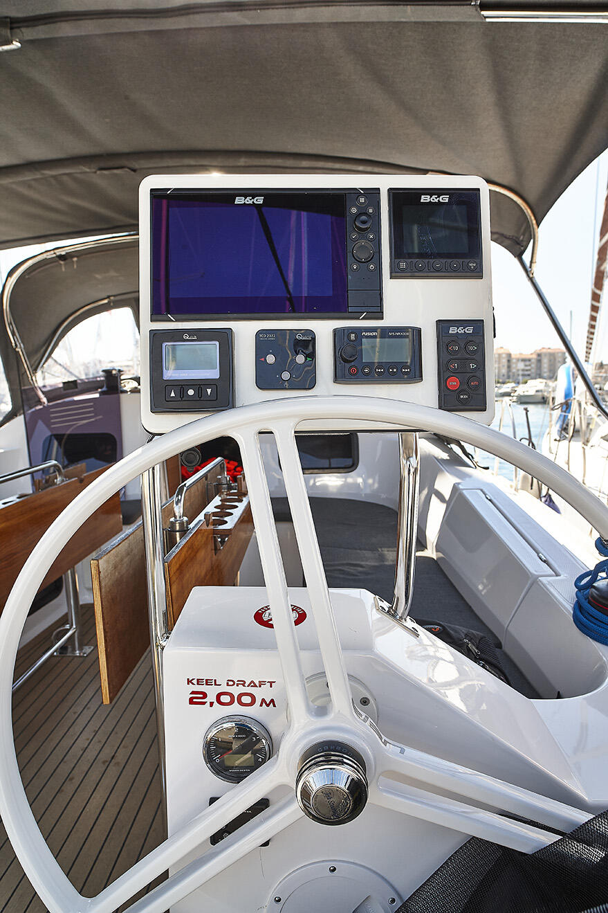 Sailing yacht 