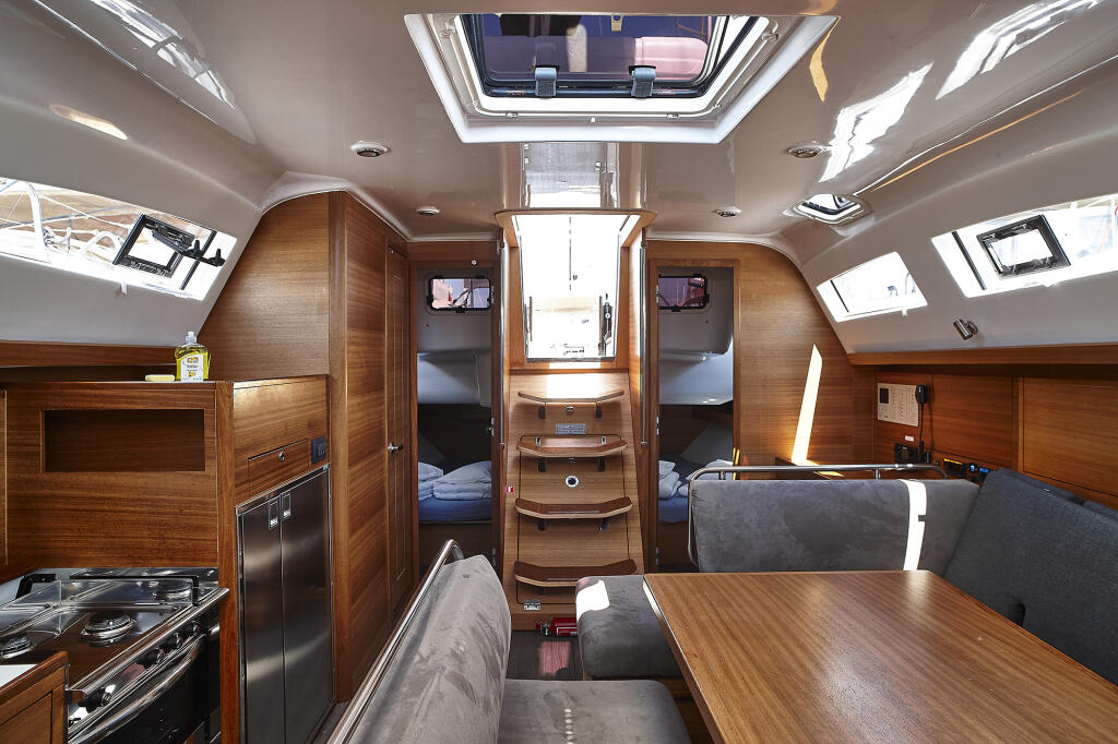 Sailing yacht 