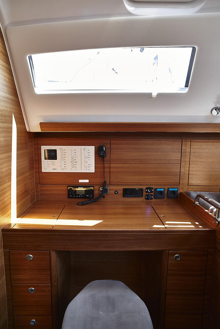 Sailing yacht 