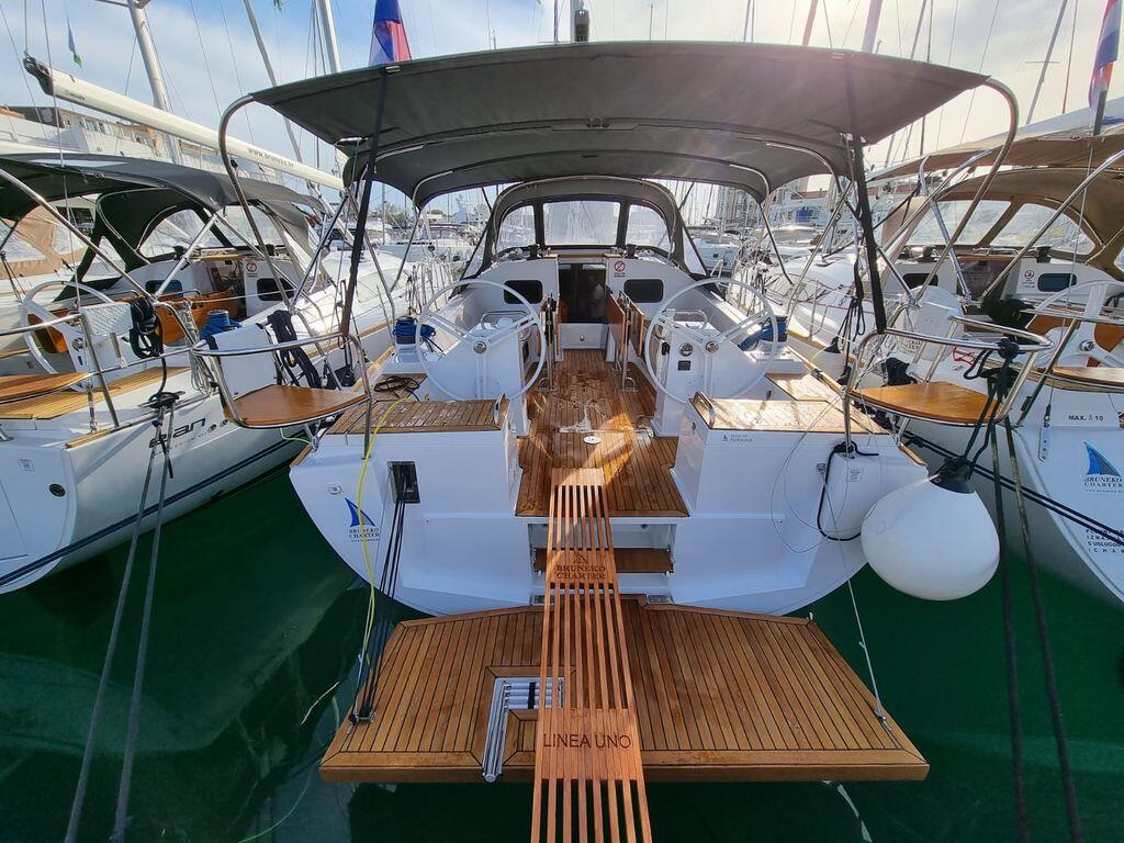 Sailing yacht 